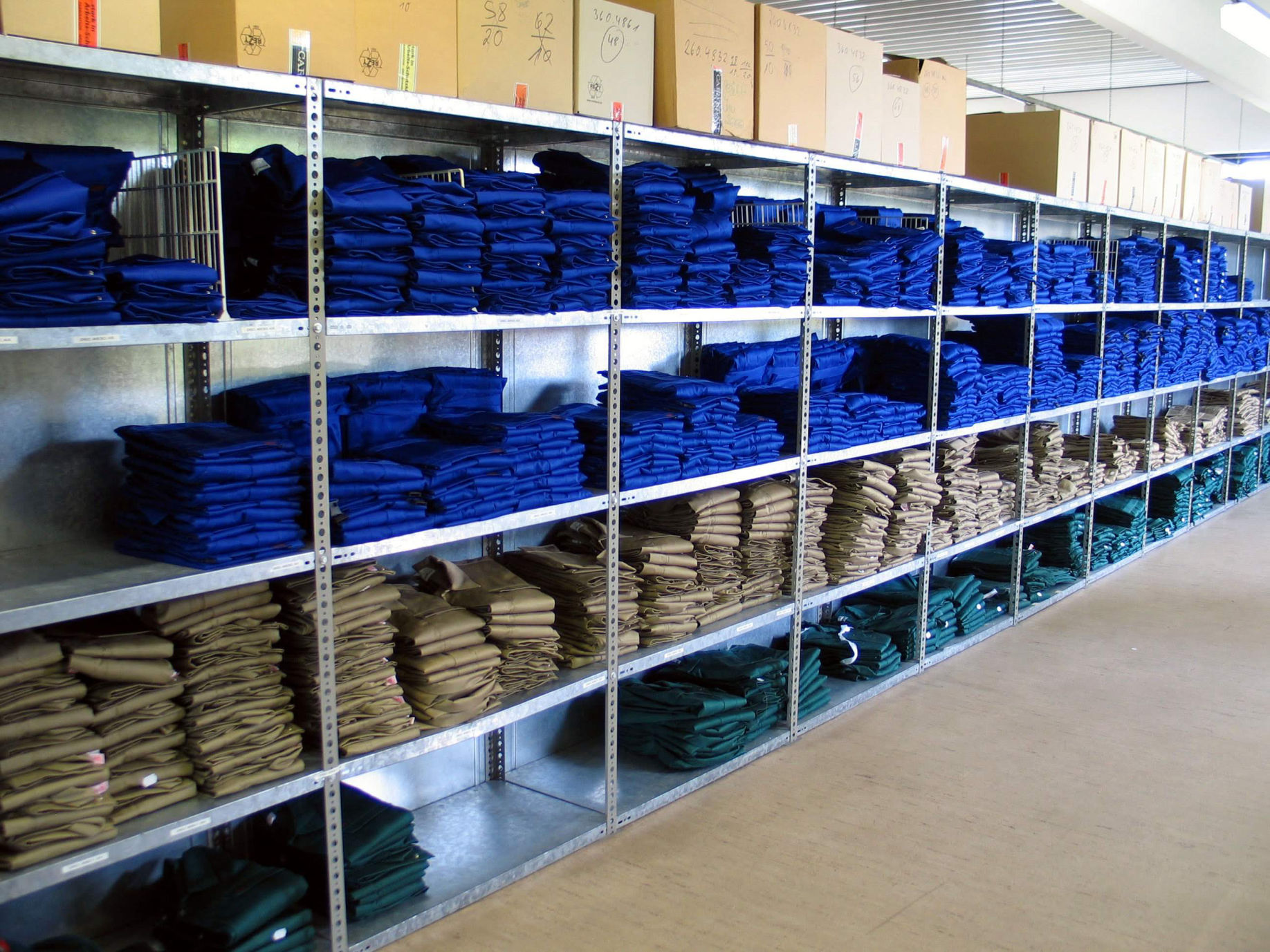 Kundenlager für einen schnellen Abruf der benötigten Arbeitskleidung